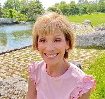 How old is Roz Varon? Age, Birthday, Parents, Net Worth, Salary, Daughter Sara